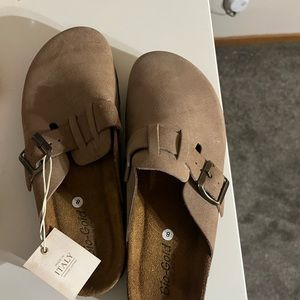 Bio-Gold tan clog shoes. Never worn, NWT! Size 8 (39).